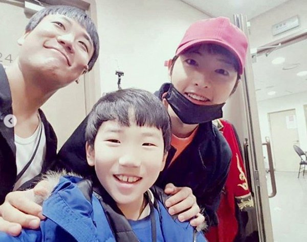 Song Joong Ki đang làm gì giữa lúc Song Hye Kyo chụp ảnh người đàn ông khác - 3