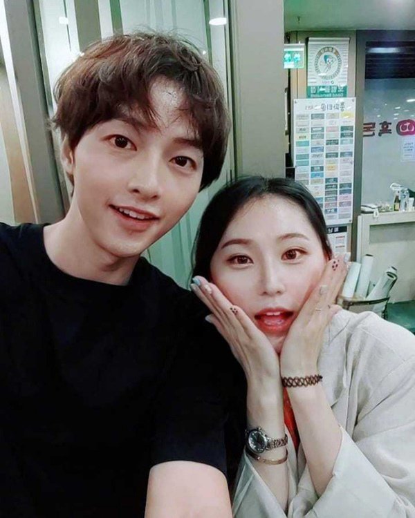 Song Joong Ki đang làm gì giữa lúc Song Hye Kyo chụp ảnh người đàn ông khác - 4