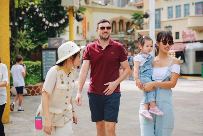 Vợ chồng Hà Anh dẫn con gái vi vu Singapore, bé Myla amp;#34;lí lắcamp;#34; xem cá heo - 16