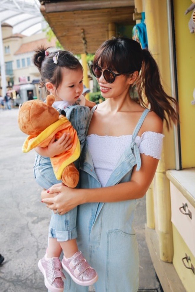 Vợ chồng Hà Anh dẫn con gái vi vu Singapore, bé Myla amp;#34;lí lắcamp;#34; xem cá heo - 6