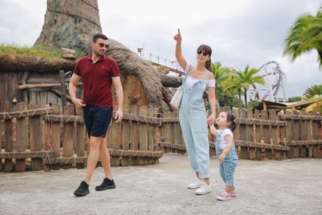 Vợ chồng Hà Anh dẫn con gái vi vu Singapore, bé Myla amp;#34;lí lắcamp;#34; xem cá heo - 1
