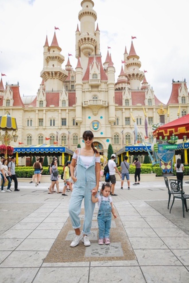 Vợ chồng Hà Anh dẫn con gái vi vu Singapore, bé Myla amp;#34;lí lắcamp;#34; xem cá heo - 2