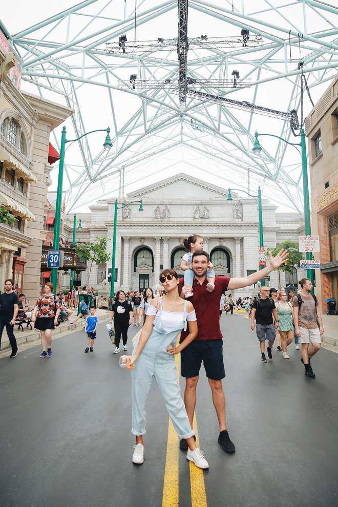 Vợ chồng Hà Anh dẫn con gái vi vu Singapore, bé Myla amp;#34;lí lắcamp;#34; xem cá heo - 3
