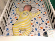 Làm mẹ - Bà xã Hoàng Bách: Để con khóc 15 phút mới dỗ, sau 1 tuần bé tự ngủ trên nôi