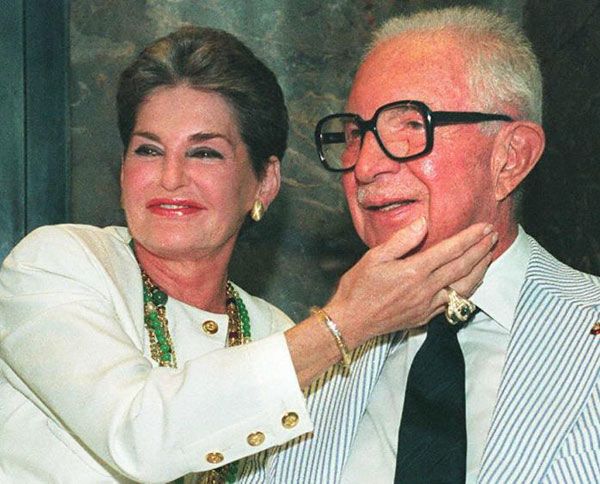 4 tỷ phú sống lập dị: Buộc tóc bím 2 bên, chi 90 tỷ để phẫu thuật giống con mèo - 1