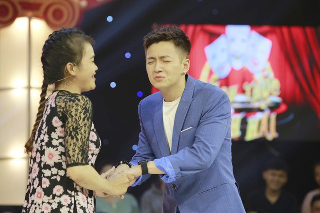 Trấn Thành, Trường Giang cười điên đảo khi Ngô Kiến Huy hôn amp;#34;Thánh súnamp;#34; - 3