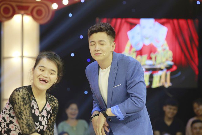 Trấn Thành, Trường Giang cười điên đảo khi Ngô Kiến Huy hôn amp;#34;Thánh súnamp;#34; - 4