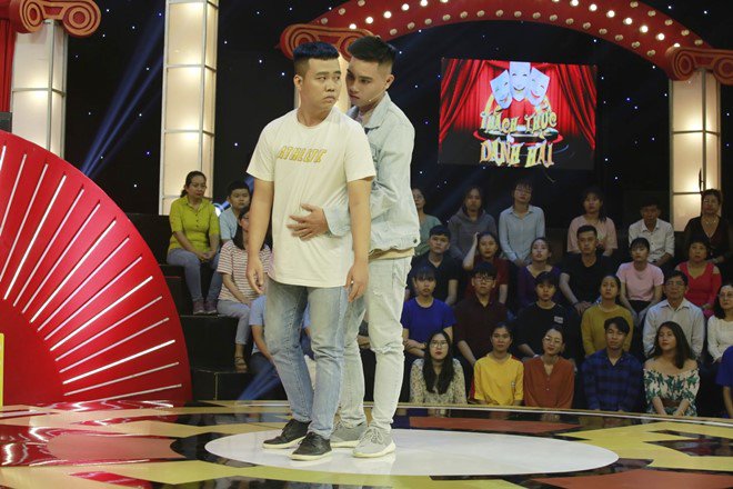 Trấn Thành, Trường Giang cười điên đảo khi Ngô Kiến Huy hôn amp;#34;Thánh súnamp;#34; - 7