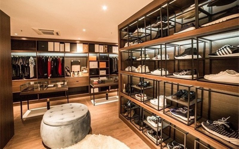Theo giới thiệu của Khắc Việt, tủ giày của anh có cả trăm đôi đến từ các thương hiệu lớn trên thế giới như Balanciaga, Valentino, Off White, Dsquared2, Louis Vuitton. Ước tính mỗi đôi phải vài chục tới cả trăm triệu. 
