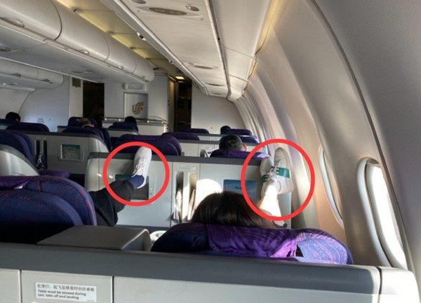 Đi máy bay gác chân lên ghế, người đẹp này bị mắng chửi là vô ý thức - 1