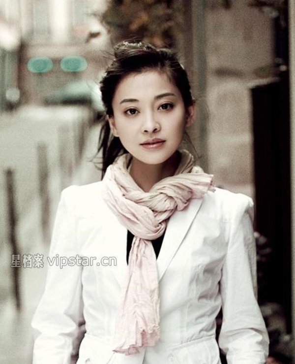 Đi máy bay gác chân lên ghế, người đẹp này bị mắng chửi là vô ý thức - 2