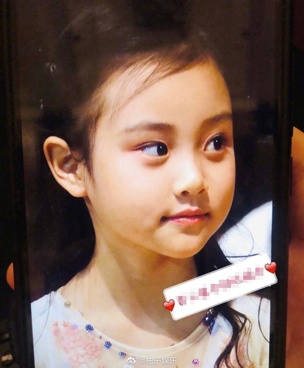 Mẹ ngoại tình, bố chẳng đoái hoài, cô bé 7 tuổi vẫn lớn lên xinh đẹp đến thế - 1