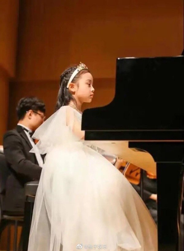 Mẹ ngoại tình, bố chẳng đoái hoài, cô bé 7 tuổi vẫn lớn lên xinh đẹp đến thế - 2