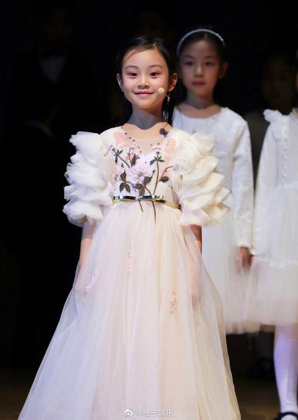 Mẹ ngoại tình, bố chẳng đoái hoài, cô bé 7 tuổi vẫn lớn lên xinh đẹp đến thế - 3