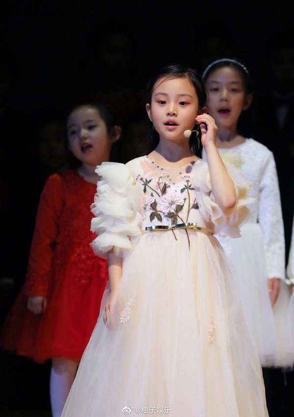 Mẹ ngoại tình, bố chẳng đoái hoài, cô bé 7 tuổi vẫn lớn lên xinh đẹp đến thế - 4