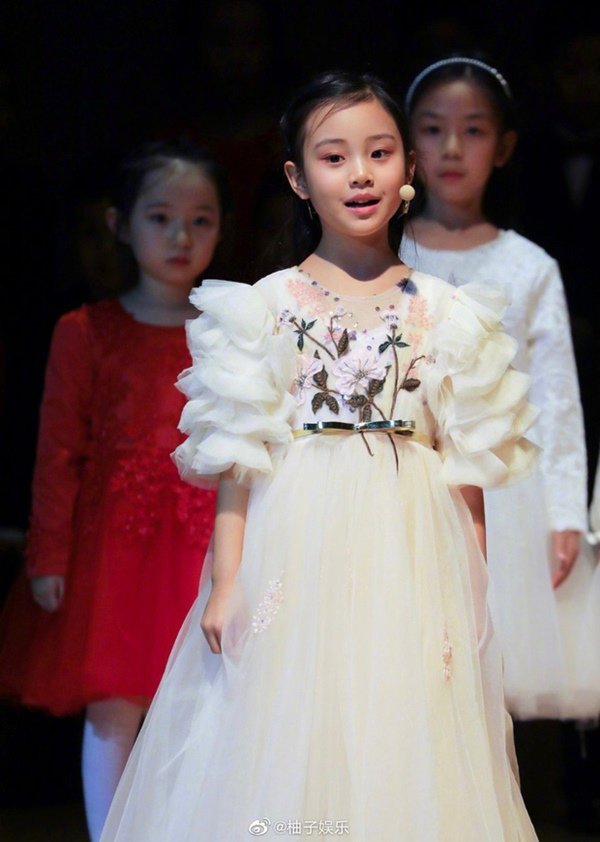 Mẹ ngoại tình, bố chẳng đoái hoài, cô bé 7 tuổi vẫn lớn lên xinh đẹp đến thế - 5