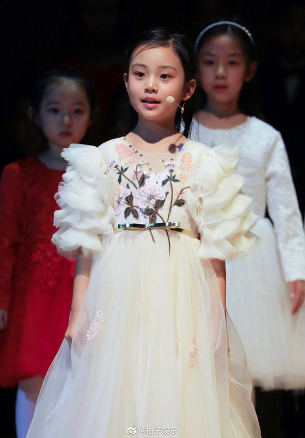 Mẹ ngoại tình, bố chẳng đoái hoài, cô bé 7 tuổi vẫn lớn lên xinh đẹp đến thế - 6