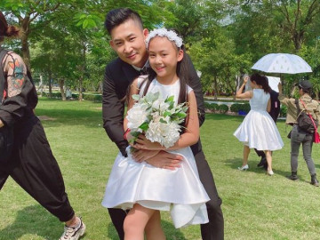 Nịnh bé Bống lớn lên làm Hoa Hậu, "phi công" Hoa Hồng Trên Ngực Trái bị "anh trai" bóc mẽ