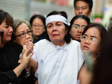 Vợ NS Chánh Tín liên tục ngã quỵ trong lễ đưa tang, con trai không kịp về ôm di ảnh