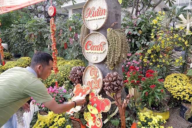 Đường hoa Tết đặc biệt trong bệnh viện ở SG: “Má ngồi đây, con chụp ảnh cho má nghen” - 7