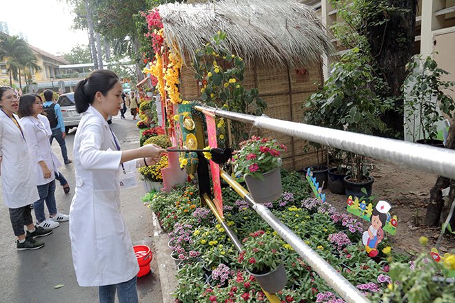   Các tiểu cảnh, hoa được các y bác sĩ, nhân viên trong bệnh viện chăm sóc chu đáo.