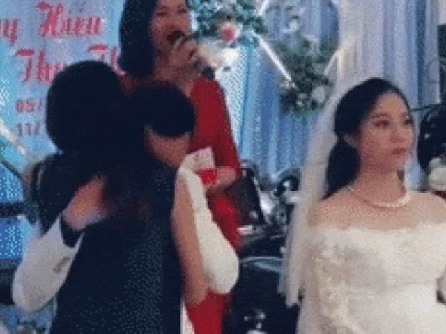 Tin tức 24h: Bỏ mặc cô dâu đứng bên, chú rể thản nhiên ôm cô gái lạ gục đầu khóc