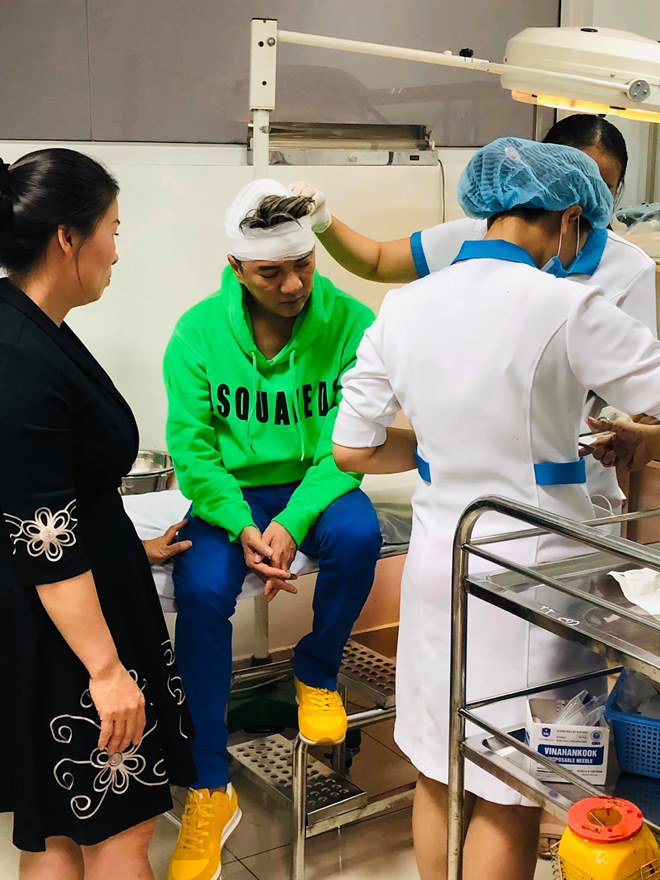 Đàm Vĩnh Hưng đầu đầy máu, bức xúc vì gặp tai nạn bất ngờ trên sân khấu dịp cận Tết - 4