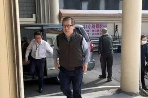 Đau lòng hình ảnh bố Minh Đạo đến nhận xác con trai, con dâu và cháu trai - 1