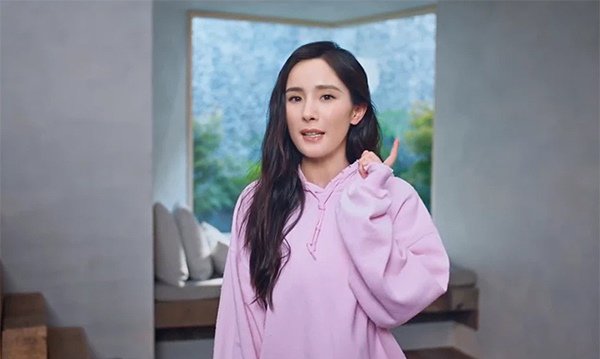 Là nghệ sĩ bị ghét nhất nhì Cbiz, Dương Mịch vừa xuất hiện đã được ví là amp;#34;mặt hình nộmamp;#34; - 1