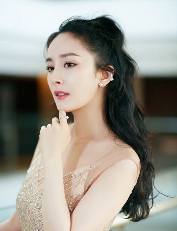 Là nghệ sĩ bị ghét nhất nhì Cbiz, Dương Mịch vừa xuất hiện đã được ví là amp;#34;mặt hình nộmamp;#34; - 4