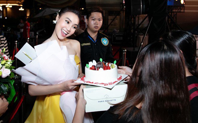 Lan Ngọc cảm ơn Trấn Thành khi nhận giải, nhắc đến người thân đã qua đời - 12