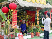 Tin tức - Đường hoa Tết đặc biệt trong bệnh viện ở SG: “Má ngồi đây, con chụp ảnh cho má nghen”