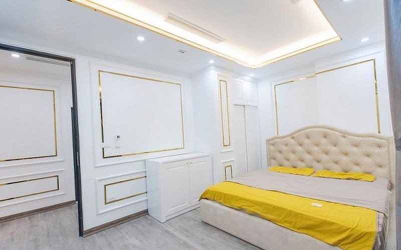 Phòng ngủ của 2 vợ chồng cũng có tông màu vàng - trắng hợp với màu chủ đạo của nhà. 
