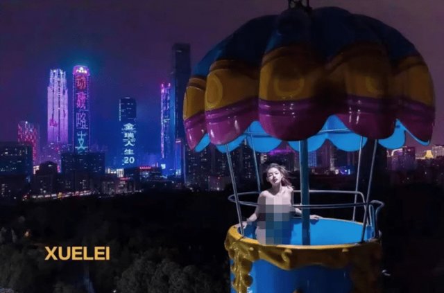 Khỏa thân hoàn toàn để chụp ảnh trong công viên trẻ em, cô gái nhận bài học nhớ đời - 1