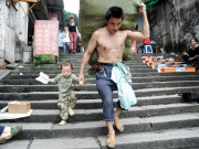 Tin tức - Bố dắt con trai 3 tuổi đi khuân vác, nổi như cồn trên MXH 10 năm trước giờ ra sao?