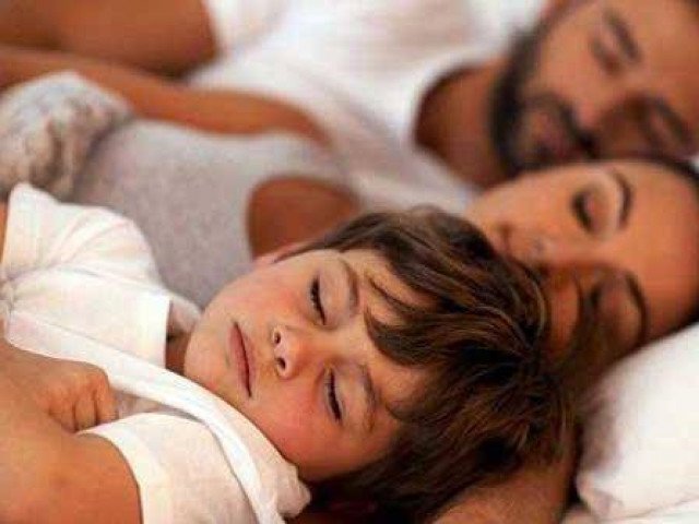 Tại sao cha mẹ không nên để con ngủ chung giường?