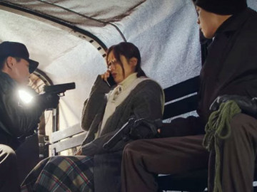 Hạ Cánh Nơi Anh thót tim hệt Hậu Duệ Mặt Trời: Son Ye Jin bị bắt như Song Hye Kyo