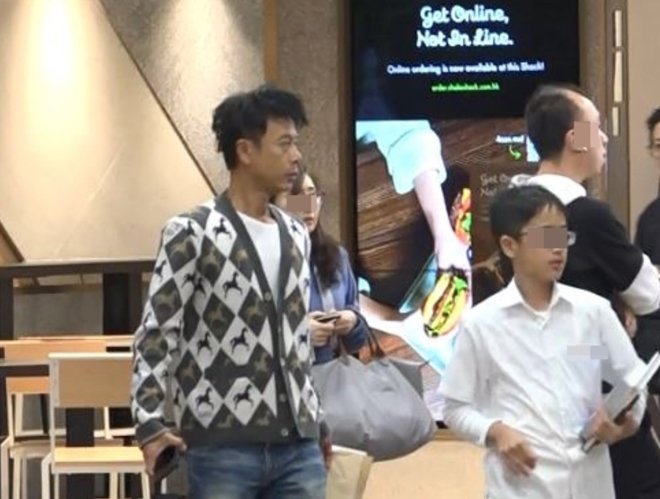 Sao Hong Kong đi ăn cùng con trai, hành động sau khi ăn xong khiến cánh săn ảnh nhanh tay - 8