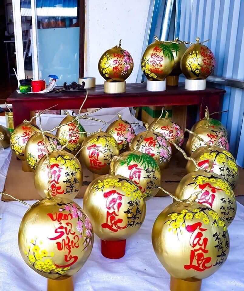 Dừa vàng vẽ thư pháp làm mưa gió trên thị trường cận Tết