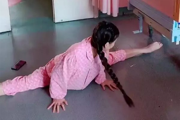 Mẹ bầu đang đau đẻ vẫn miệt mài xoạc chân, tạo đủ tư thế khó - 2
