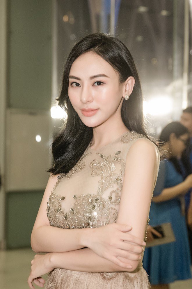 Hoa hậu Thu Hoàng gợi cảm amp;#34;chết ngườiamp;#34; tại WeChoice Award 2019 - 3