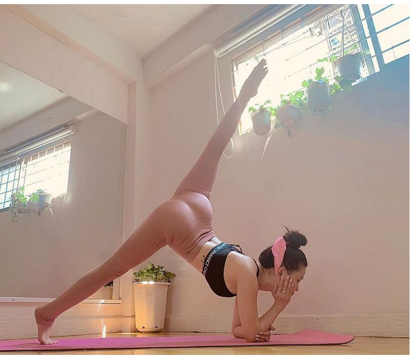 Cụ thể, yoga chính là bộ môn tập chính được cô nàng ưu ái hơn cả. Cho tới hiện tại, Sĩ Thanh có thể chinh phục mọi động tác yoga từ cơ bản đến nâng cao. Việc duy trì tập luyện yoga trong một thời gian dài giúp cô nàng có thân hình dẻo dai, săn chắc.
