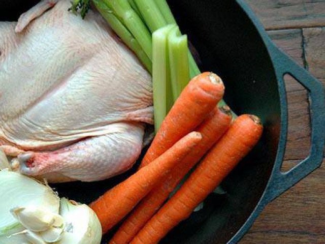 Cách luộc thịt gà tươi hay đông lạnh đều ngon trong mâm cỗ Tết