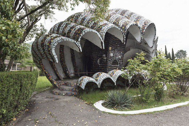 Trố mắt với những điểm bắt xe bus quá sáng tạo, người đi đường phải dừng lại chụp ảnh - 7