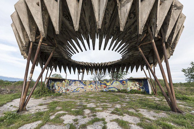 Trố mắt với những điểm bắt xe bus quá sáng tạo, người đi đường phải dừng lại chụp ảnh - 9