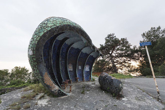 Trố mắt với những điểm bắt xe bus quá sáng tạo, người đi đường phải dừng lại chụp ảnh - 1