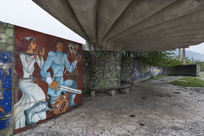 Trố mắt với những điểm bắt xe bus quá sáng tạo, người đi đường phải dừng lại chụp ảnh - 5