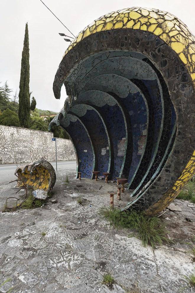 Trố mắt với những điểm bắt xe bus quá sáng tạo, người đi đường phải dừng lại chụp ảnh - 6