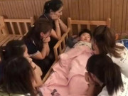 Làm mẹ - Bé trai mẫu giáo "số hưởng" được 6 cô giáo xinh đẹp phục vụ và sự thật bất ngờ