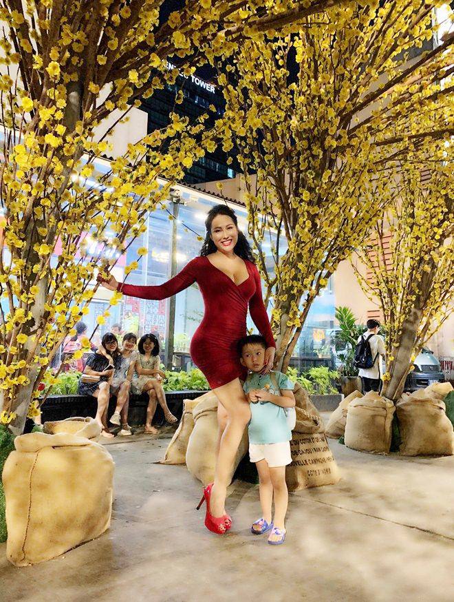 Sao Việt 24h: Phi Thanh Vân trông như amp;#34;người khổng lồamp;#34; bên cạnh con trai - 2